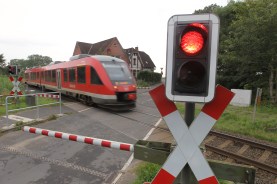Regionalbahn der Deutschen Bahn an einem Bahnübergang