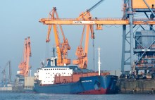 Elbehafen Brunsbuettel, Unterelbe Schiff Schiffe Schifffahrt Dithmarschen Wirtschaft 17.03.2004 Hafen Nordsee