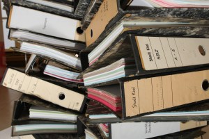 Aktenberg mit Aktenordnern niemand, Wirtschaft, Akten, Aktenordner, Ordnung, Unordnung, Ringordner, Ordner, oeffentliche Verwaltung, Aktenberge, Aktenberg, Buerokratie, Buerokratieabbau, Abbau Kieler, Querformat, Symbolfoto, Symbol, symbolisch, ttt, Kiel Copyright/Foto:grafikfoto.de