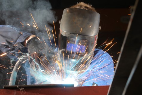 Auszubildender zum Metallbauer beim Schweißen