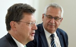 Der schleswig-holsteinische Verkehrsminister Reinhard Meyer (SPD, l) und sein dänischer Amtskollege Hans Christian Schmidt sitzen am 20.08.2015 in Kiel (Schleswig-Holstein) bei einer Pressekonferenz nebeneinander. Die Minister berichteten von den Ergebnissen einer Tagung der deutsch-dänische Verkehrskommission. Foto: Carsten Rehder/dpa