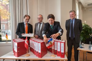 18.10.2013, Kiel. Uebergabe des Planfeststellungsantrages zur Fehmarnbelt-Querung in Kiel mit Verkehrsminister Reinhard Meyer (3.vl), dem Vorstandsvorsitzenden von Femern A/S Claus Baunkjær (4.vl), dem Projektdirektor bei Femern A/S Claus Dynesen (2.vl) und dem Direktor der LBV Torsten Konradt (links) in Kiel. Fehmarnbelt PresseONLY Verkehr Politik   Querformat QF Innen Innenaufnahme Copyright/Foto:grafikfoto.de