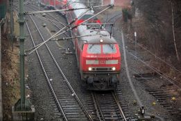 Obwohl die Strecke elektrifiziert ist, zieht eine Diesellok die Regionalbahn