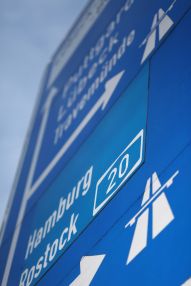 Wegweiser und Hinweisschilder zur Autobahn A1 in Lübeck