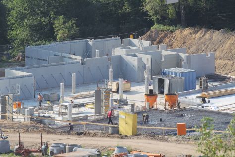 Für das Wohnprojekt - Wohnen am Wasserturm - werden die Wänder der ersten Häuser aus Fertigelemente aus Beton erstellt