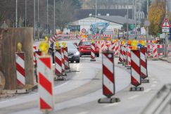 Warnbarken teilen die vierspurige Straße Kielseng in Flensburg aufgrund von Kanalisationsarbeiten in zwei Spuren auf