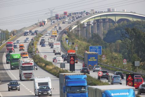 Die Rader Hochbrücke im Zuge der Autobahn A7