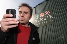 Ein mann steht vor einer Biogasanlage der Firma MT-Energie Gmbh&amp; Co KG (Zeven) und telefoniert