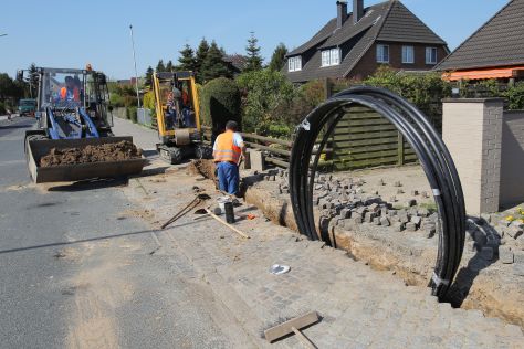 In einer Wohnstraße werden Leerrohre für Telekommunikationsleitungen verlegt