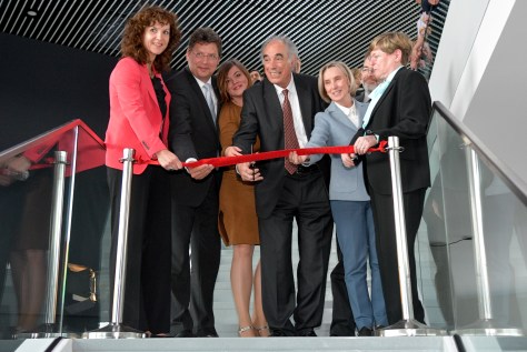 Massimo Altarelli leitet das feierliche Durchschneiden des roten Bandes zur Einweihung des Hauptgebäudes von European XFEL in SchenefeldMassimo Altarelli leads the ribbon cutting for the headquarters building at the European XFEL research campus in Schene