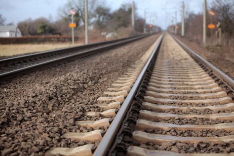 Die Gleise einer Bahntrasse auf grader Strecke