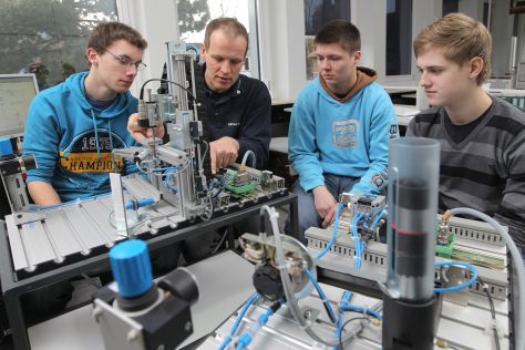 An der Handwerkskammer Flensburg werden Elektroniker an einer Anlage für Steuerungstechnik ausgebildet