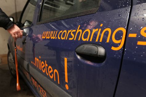 Schriftzug auf einem Carsharing-Auto