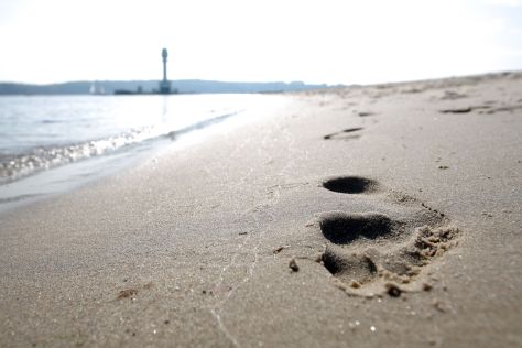 Fußspuren am Strand in Kiel Kieler Friedrichsort