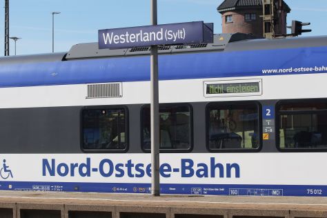 Nord-Ostsee-Bahn (NOB) im Bahnhof von Weterland