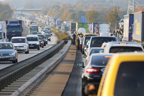 Stau auf Rader Hochbrücke im Zuge der der A7 Richtung Norden