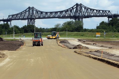 Zwischen zwei Straßen wird in Osterrönfeld eine Querverbindung geschaffen. Im Hintergrund die Eisenbahnhochbrücke Rendsburg