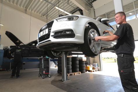 Technikermeister bei der Montage von Alufelgen