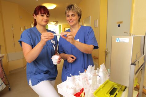 Zwei Medizinische Fachangestellte (MFA) in einem Krankenhaus