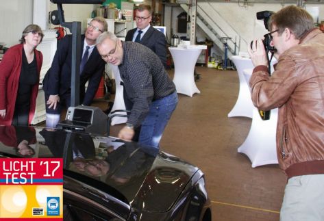 Bjoern Felder erklärt dem Minister den Lichttest_m_Plakette