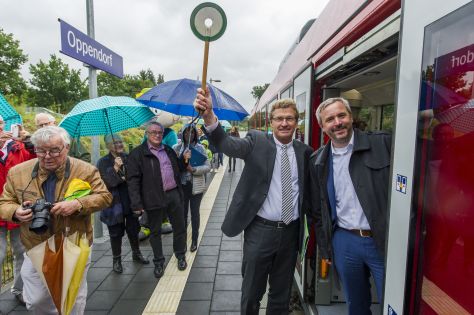 Der schleswig-holsteinische Verkehrsminister Dr. Bernd Buchholz macht sich ein Bild vom neuen „Hein Schönberg“ und der Strecke zwischen Kiel Hauptbahnhof und Oppendorf, die der Zug der DB Regio seit dem 4. September wieder stündlich befährt.