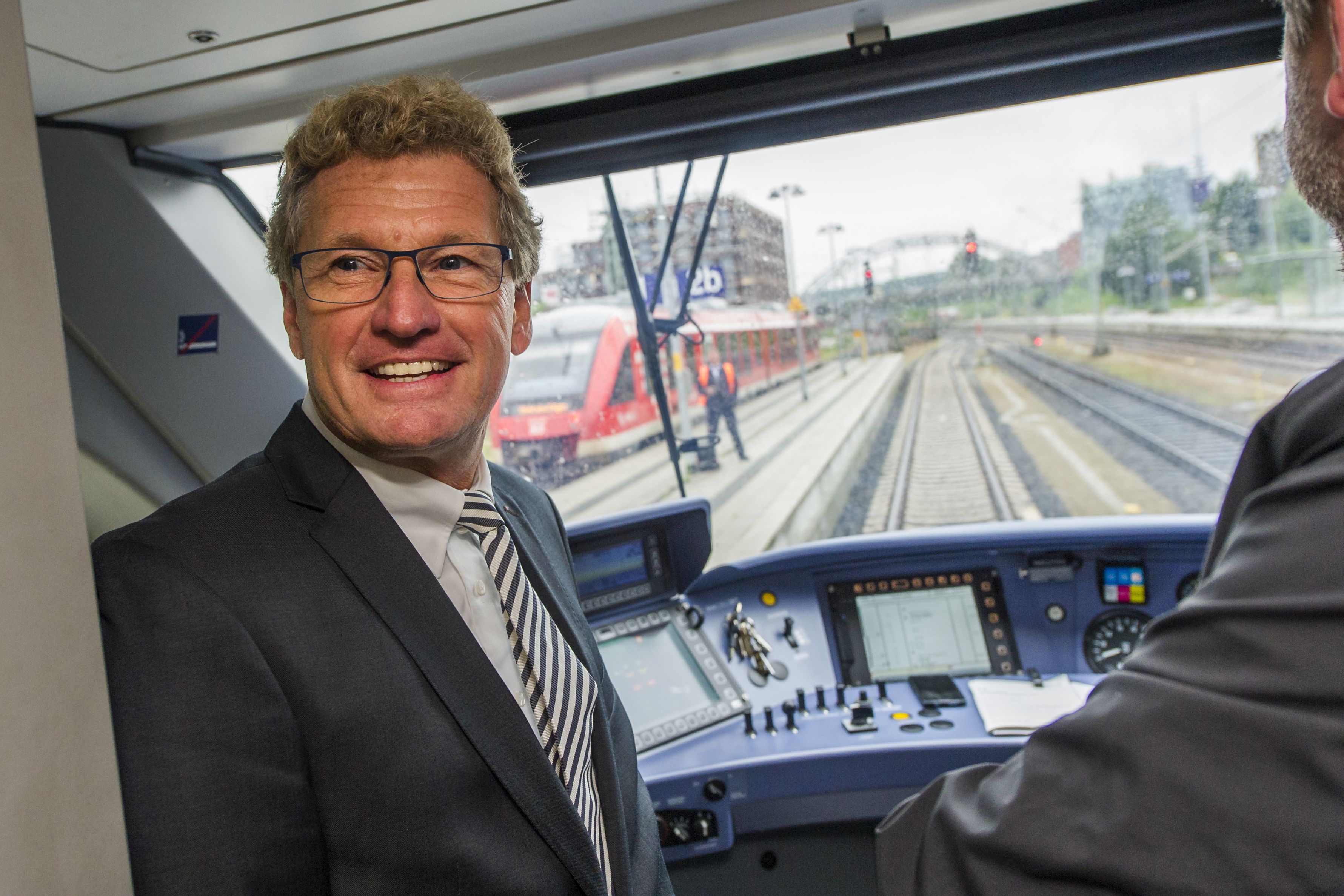 Der schleswig-holsteinische Verkehrsminister Dr. Bernd Buchholz macht sich ein Bild vom neuen „Hein Schönberg