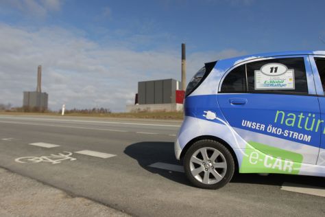 Nordeuropäische E-Mobil-Ralley mit im dänischen Apenrade vor dem kommunalen Kohlekraftwerk der Stadt