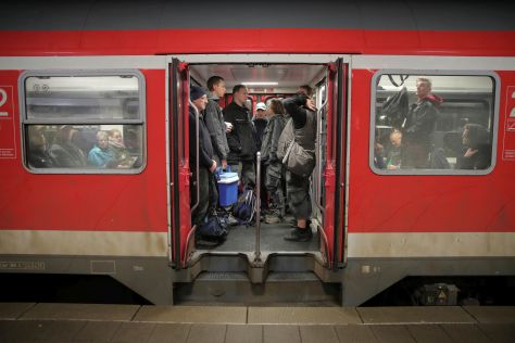 Pendler steigen in Klanxbüll in die Züge der Marschbahn nach Sylt