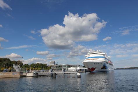 Die AIDA cara liegt im Kieler Hafen