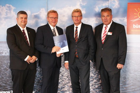 180829-Buchholz-ueberreicht-Foerderbescheid-fuer-Wattn-Hus-2