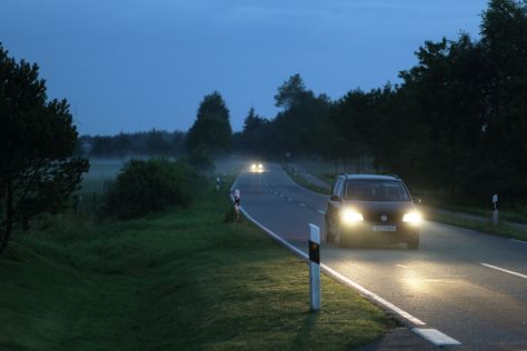 Auto im Nebel nachts auf einer Landstraße bei Breklum