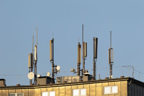 LTE, Mobilfunk- und UMTS-Antennen auf dem Dach eines Hochhauses.