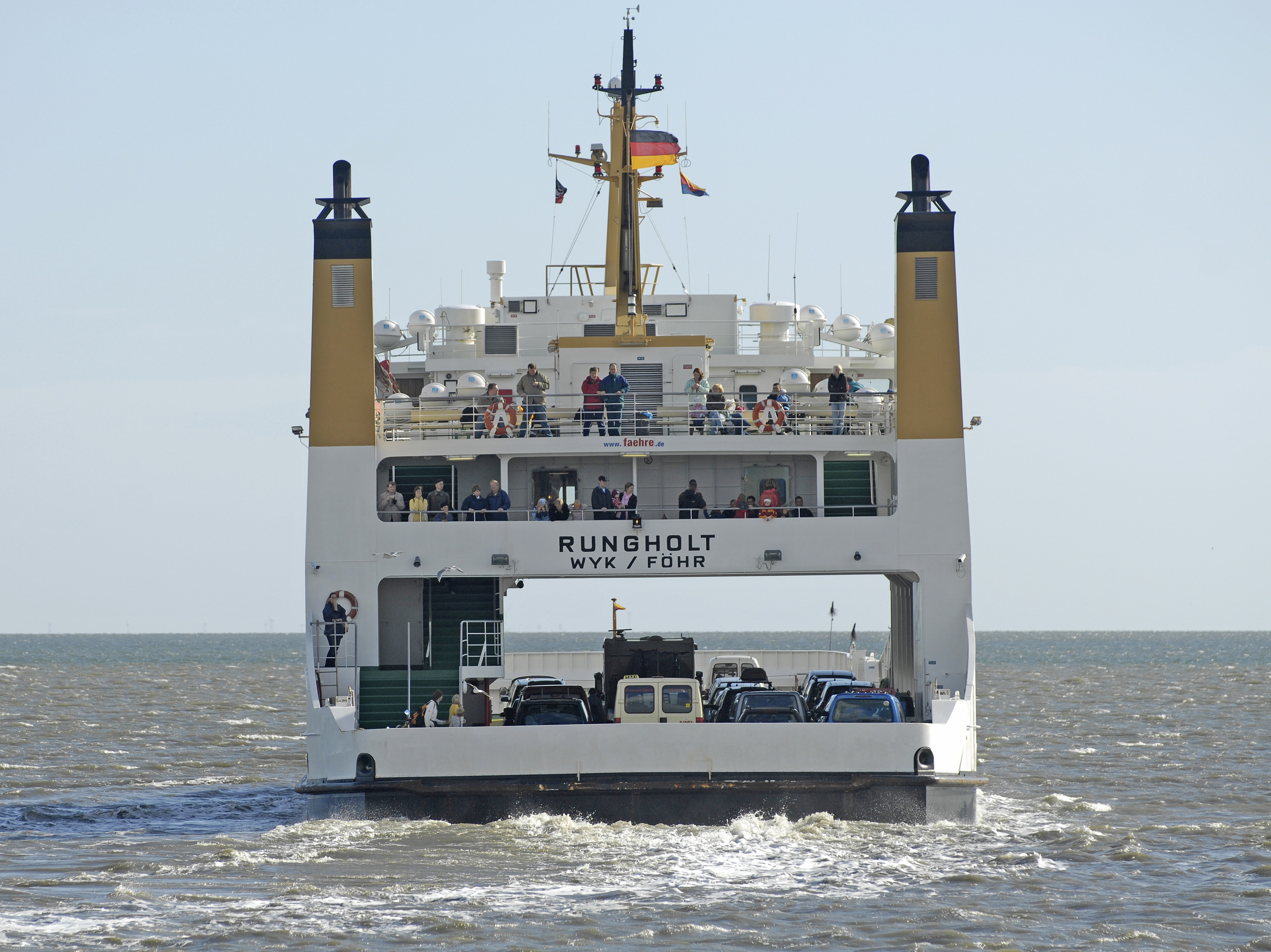 Eine beladene Norseefaehre der WDR-Reederei faehrt von Amrum zurueck zum Festland