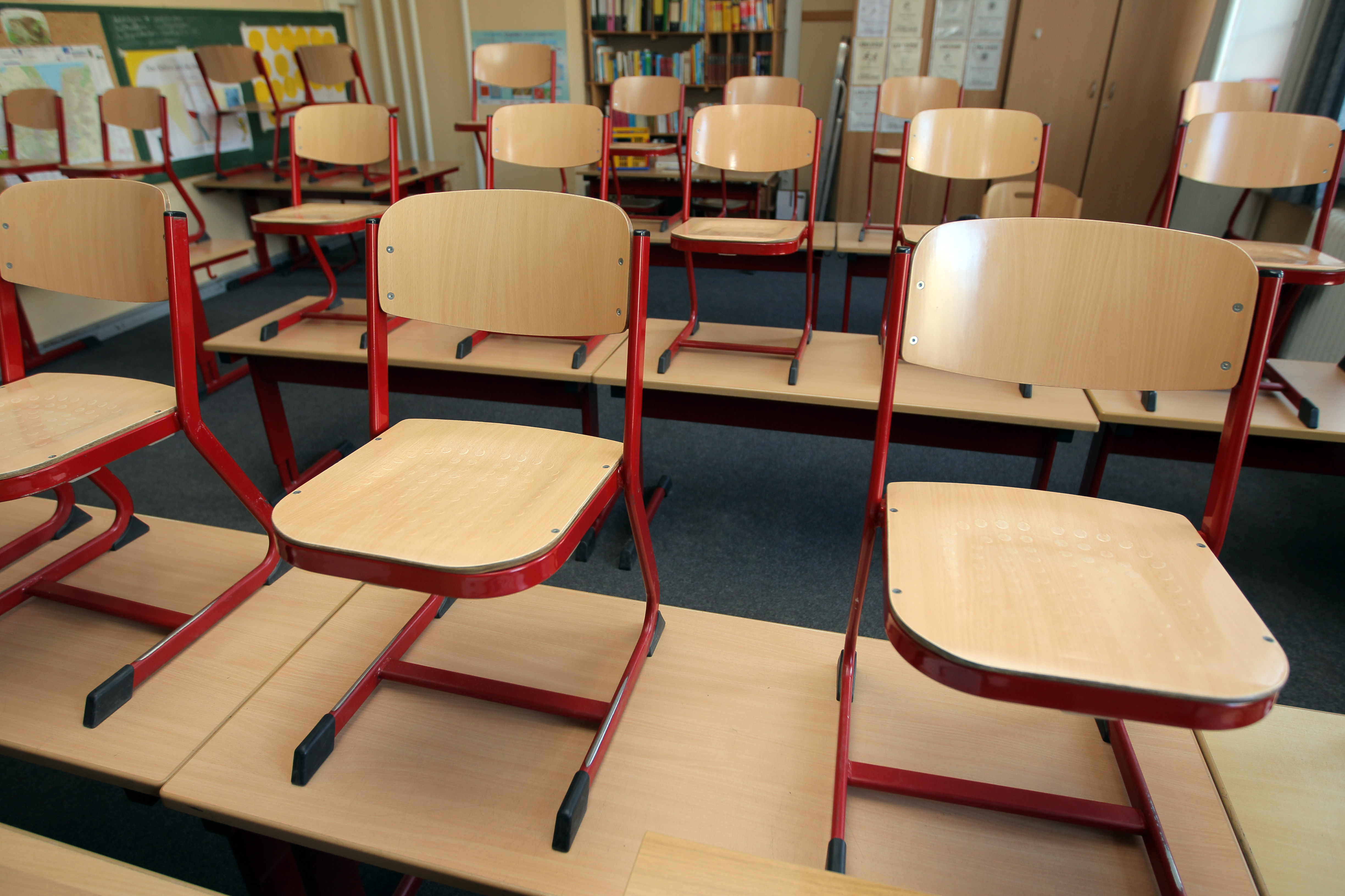 In einem Klassenraum der Grundschule Ramsharde in Flensburg stehen die Stühle auf dem Tisch